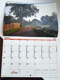 Kalender mit Kalendarium aufgeklappt